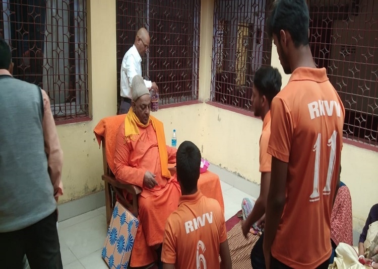 Srimad Swami Divyanand Ji Maharaj,Vice President and Diksha Guru,Belur Math along with Myrid Sanyasi